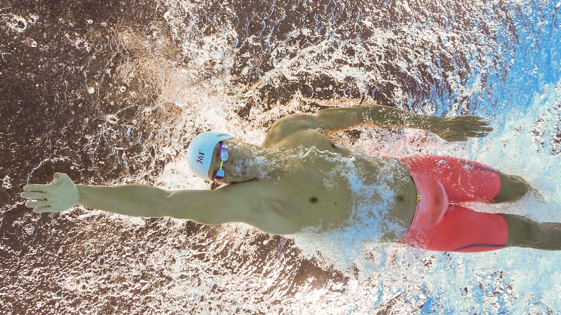 全国田径锦标赛男子800米决赛 广西选手内道强冲一举封王,男子800米田径比赛